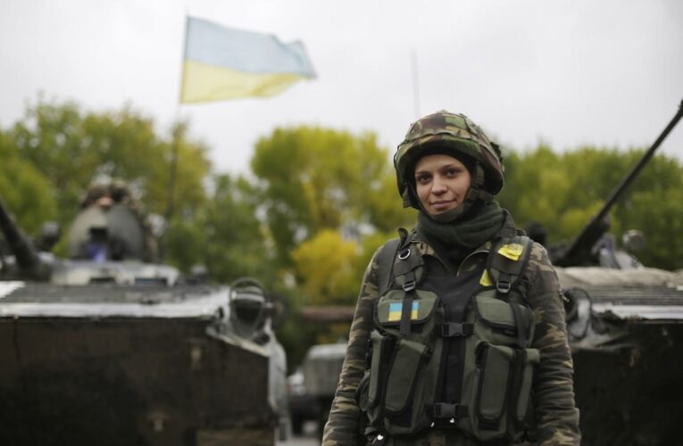Документальну стрічку “Вона та війна” покажуть на телебаченні