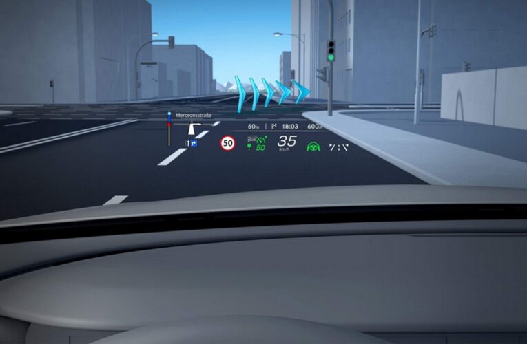 Проекционный дисплей в Mercedes-Benz: чем он удобен