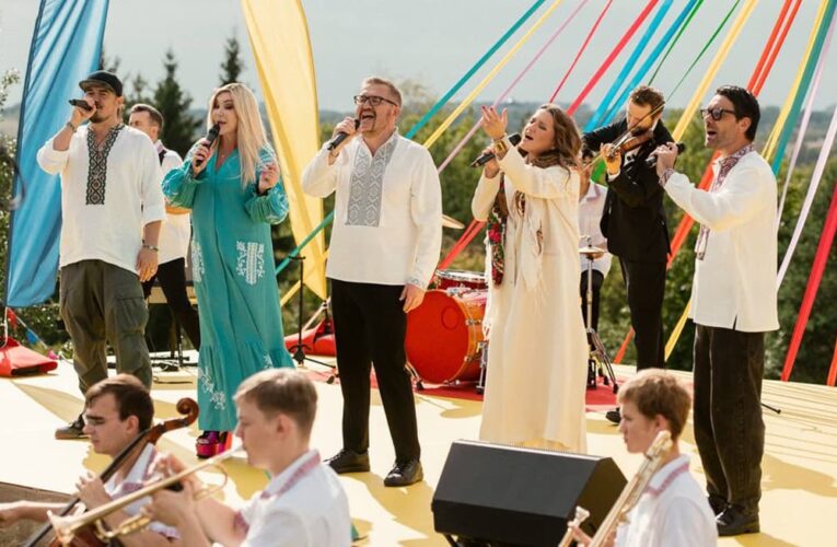 Кохання з першого погляду неминуче: стартували знімання фільму «Потяг “Червона рута”» за участі зірок естради