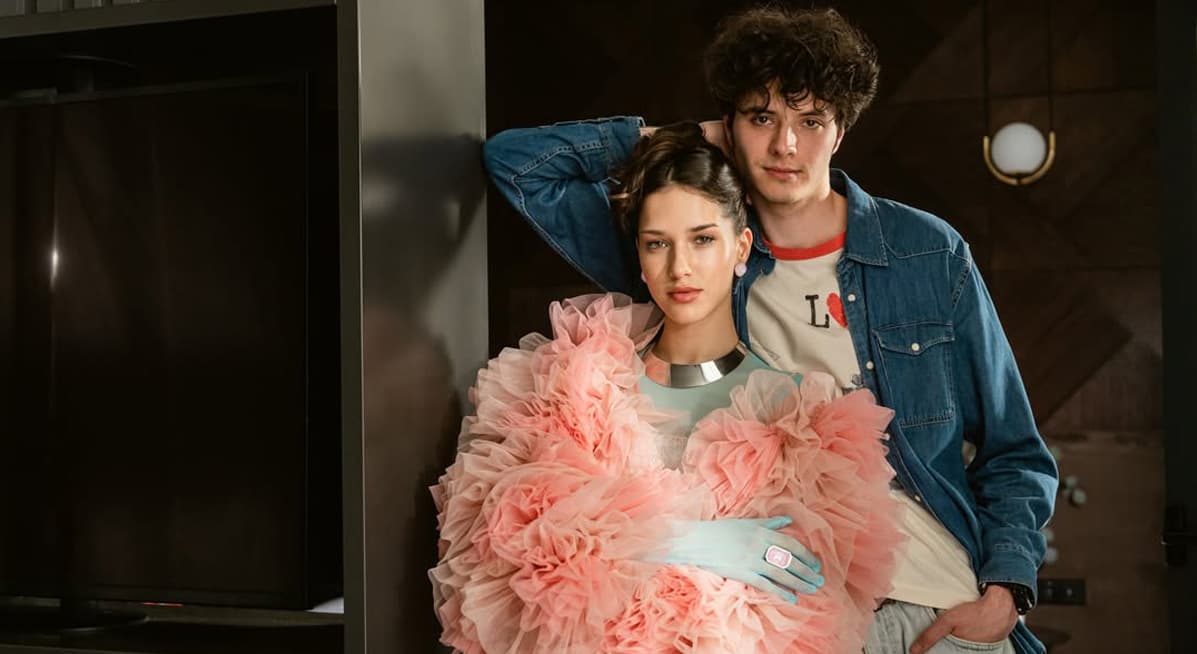backstage комедії «Емілі в Emily»