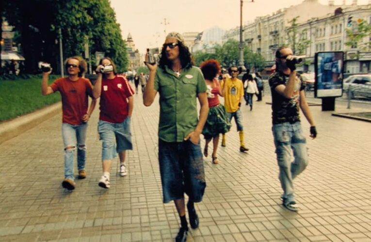 «Кузьма остается вне времени»: вышел трейлер фильма «Кузьма: Страшно веселый» о лидере группы «Скрябин»