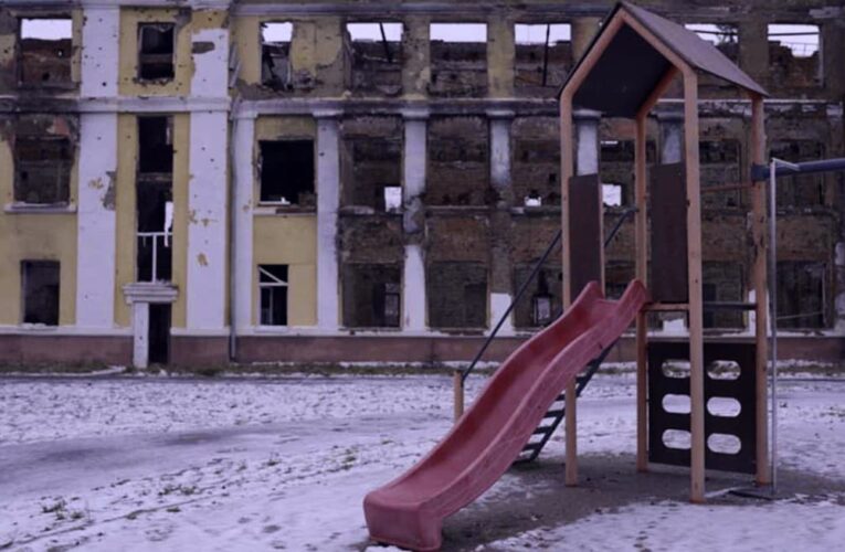 Документальний фільм «Обережно: діти» про дитинство, яке триває попри війну, виходить у прокат