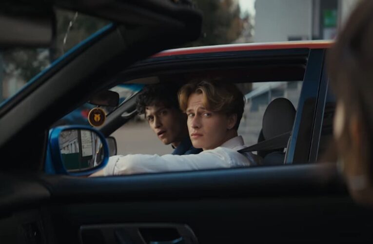 Скорость, соперничество, любовный треугольник: вышел трейлер фильма «На драйве» Артема Литвиненко