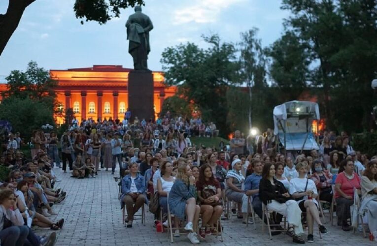 «Кіновернісаж просто неба» продовжує демонструвати українське кіно 