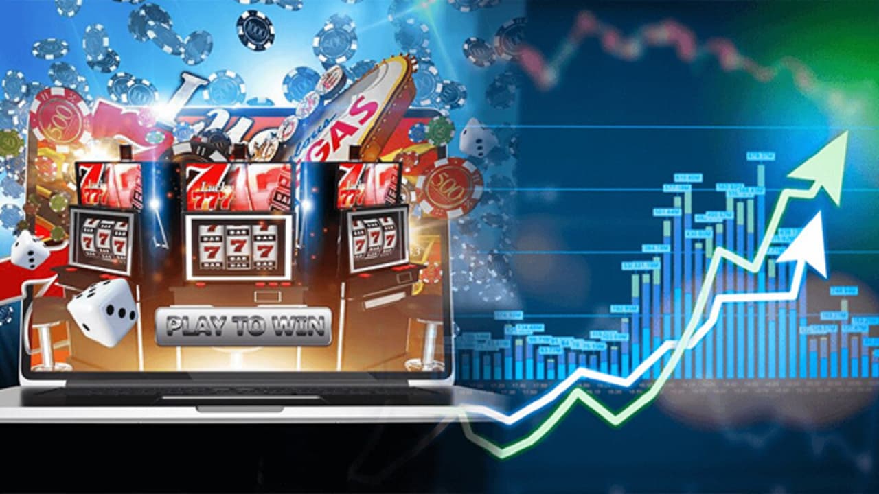 Ілюстрація зображує ігрові автомати з написом "PLAY TO WIN" на екрані ноутбука, фішки казино та кубики, а праворуч — графік зі стрімким зростанням із зеленими та білими лініями.