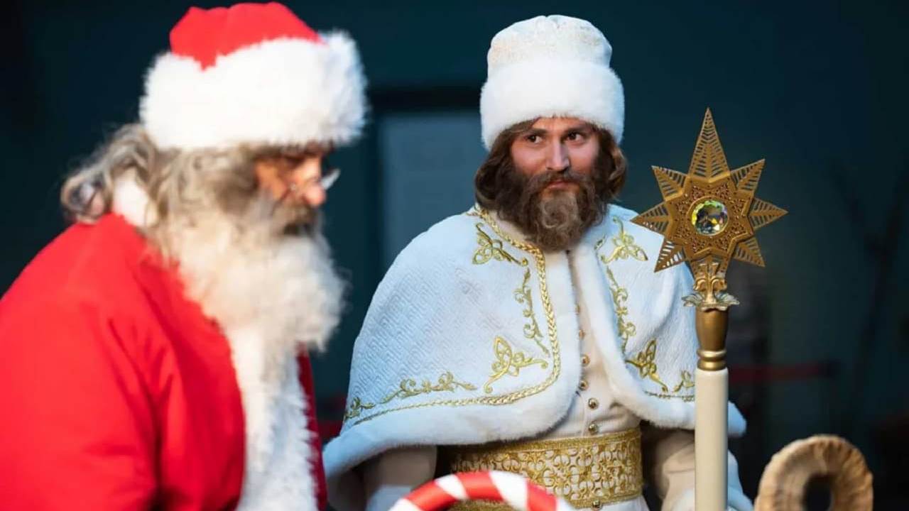 Фільм «Вартові Різдва» — кадр із двома головними різдвяними героями (Іван Бліндар, Михайло Кукуюк) в традиційних святкових образах з посохом і символами Різдва.