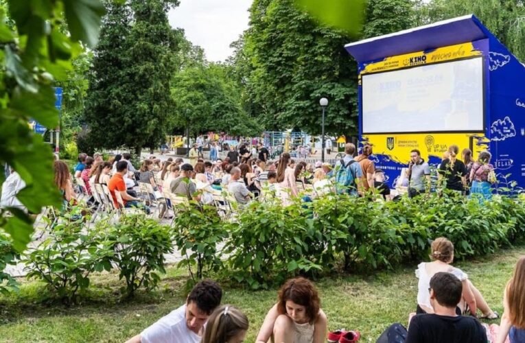 Третій тиждень «Кіновернісажу просто неба»: фільми за участі зірок шоу-бізнесу та документальні стрічки про видатних жінок