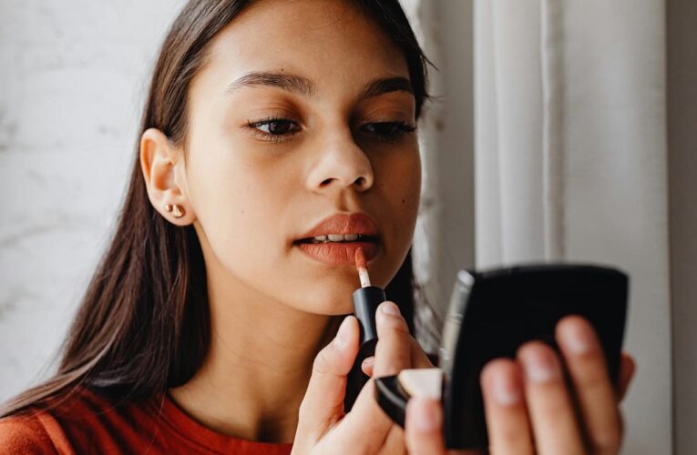 Хороший блеск для губ — must have в косметичке: как выбрать и наносить правильно